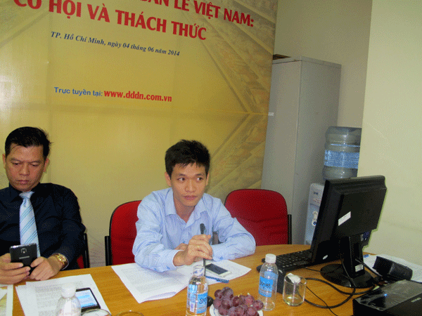 Mở cửa thị trường bán lẻ Việt Nam: Cơ hội và thách thức - Ông Trần Nhật Linh - Giám đốc kênh bán hàng phi truyền thống Công ty Cổ phần Thế giới Di động (phải)