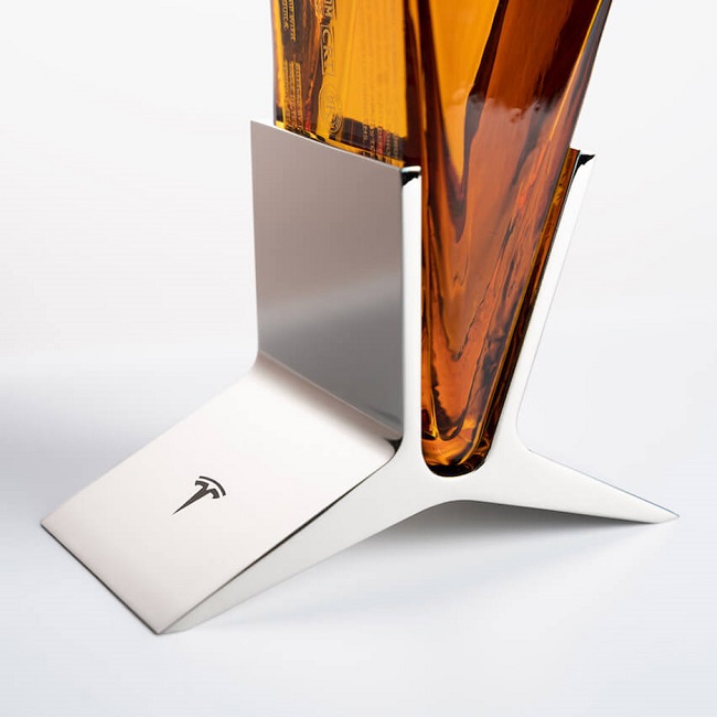 Ấn tượng với mẫu thiết kế bao bì vỏ chai rượu tequila của Tesla
